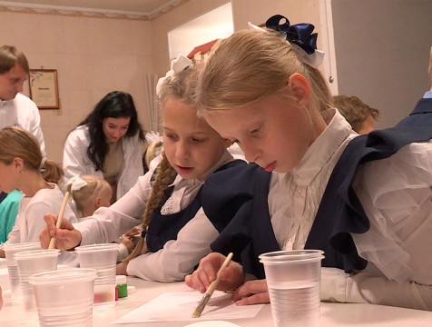 26 детей из социального центра помощи в Козельске получили школьные наборы