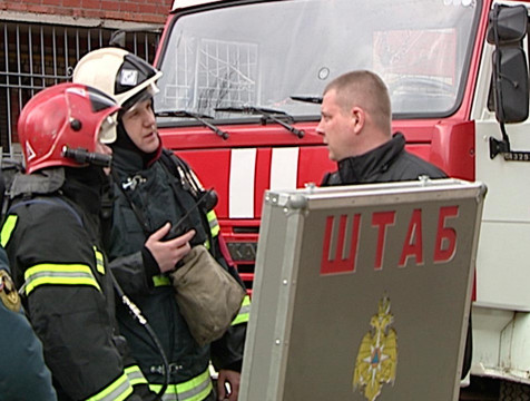 Сотрудники МЧС эвакуировали людей из условно горящего здания в Обнинске