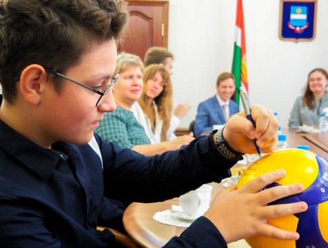 Волейболисты с нарушение слуха подарили мяч со своими автографами Дмитрию Денисову