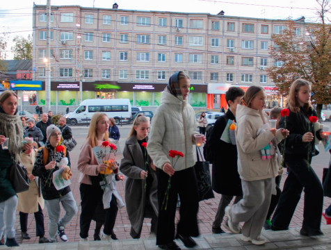Калужане несут цветы к стихийным мемориалам жертвам трагедии в Ижевске