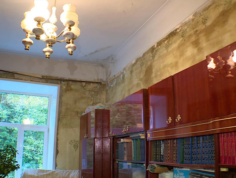 Жители многоквартирных домов Калуги жалуются на протекающие крыши