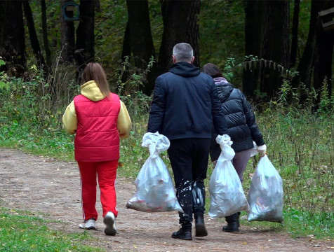 Калужане убрали мусор на территории Комсомольской рощи