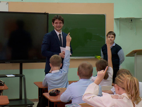 Учителя принимают поздравления с профессиональным праздником