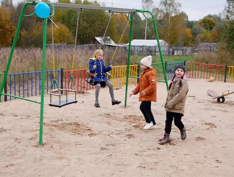 Новую детскую площадку открыли в деревне Манино Людиновского района