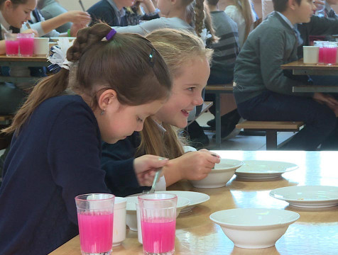 Роспотребнадзор напомнил о запретах для школьных меню