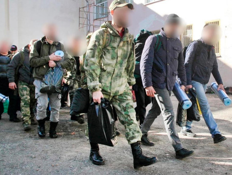 Калужане проводили мобилизованных в учебную часть