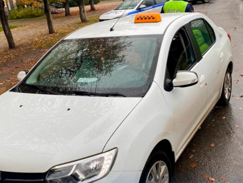 Сотрудники ГИБДД проверили таксистов в Калуге