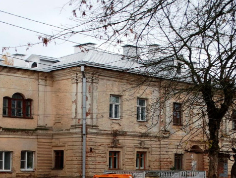 Крышу старинного дома на улице Космонавта Пацаева отремонтировали в Калуге