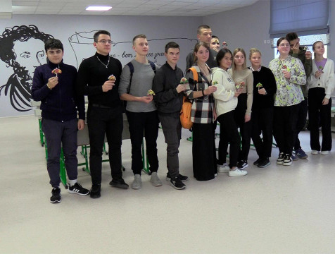 Медынские школьники изготовили броши на мастер-классе по 