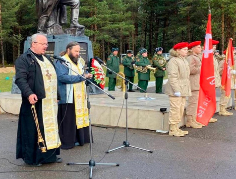 Останки 115 советских воинов захоронили в Ульяновском районе