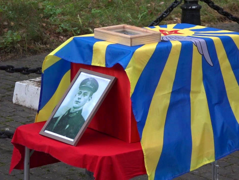 Останки летчика-героя Александра Смольникова предали земле в Кирове