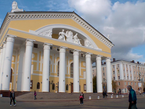 Скамейки для влюбленных установят у скульпторы 