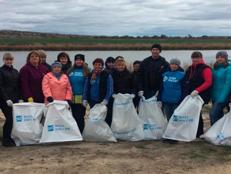 Активисты очистили от мусора берег Бездонного озера