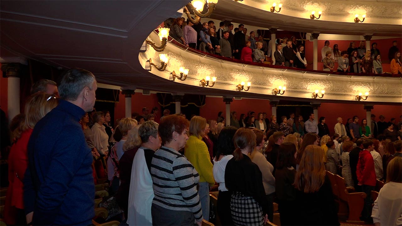 Спектакль Луганского русского драматического театра в Калуге начался с минуты молчания