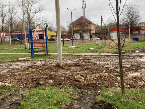 Детскую площадку перекопали во время ремонта теплотрассы