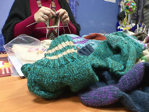 Калужские рукодельницы вяжут для мобилизованных