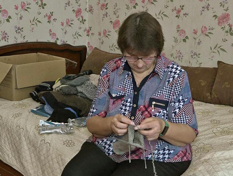 Жительницы села Егорье вяжут теплые носки для мобилизованных