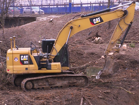 В Калуге начались работы по расчистке участка вблизи путепровода 