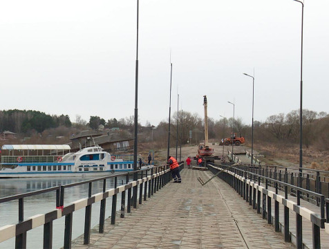 Понтонный мост через Оку отправили на зимовку