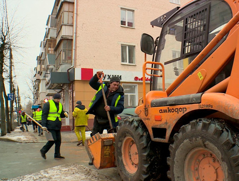 На улицы Калуги вышло 49 уборочных машин и 90 дорожных рабочих