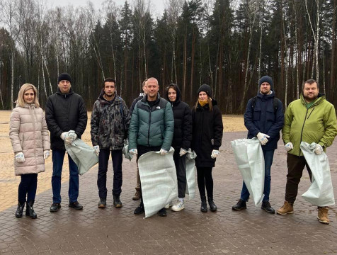Предзимнюю уборку провели в Губернском парке в Калуге