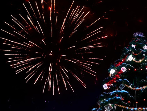 В Дзержинском районе отменили новогодние массовые гулянья с фейерверками