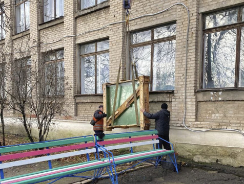 Регион отправил стекло для восстановления школы в Первомайске