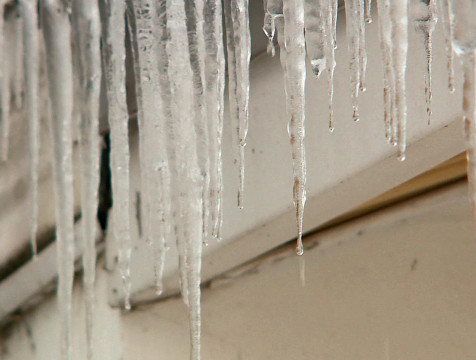 Денисов попросил собственников зданий в Калуге почистить крыши и огородить опасные места