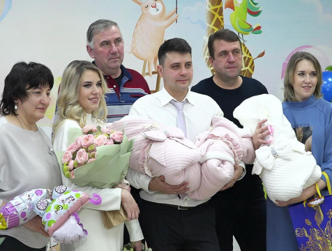 Молодую маму с тройняшками выписали из Калужского перинатального центра