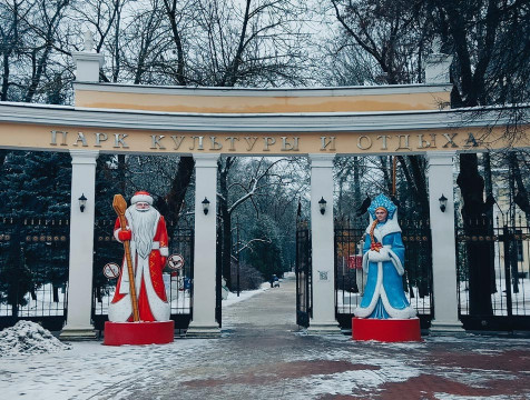 Фигуры Деда Мороза и Снегурочки установили около входа в центральный парк Калуги