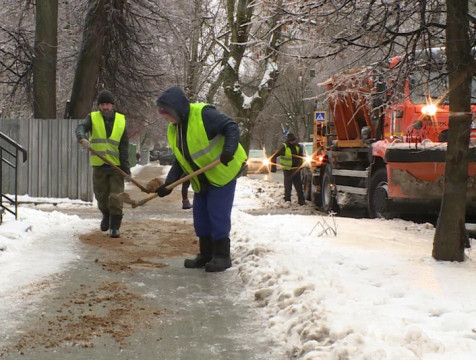 760 тонн пескосоляной смеси высыпали на улицы Калуги