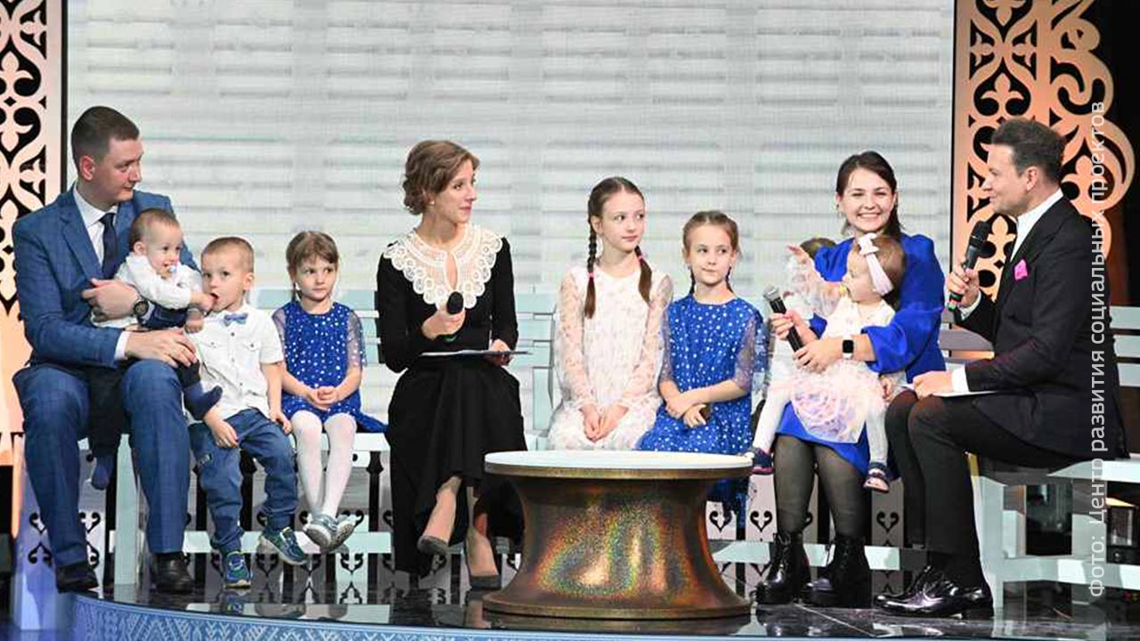 Прошел конкурс семья года. Семья года 2022. Многодетная семья Вологодская область. Семья года 2022 года. Конкурс семья года.