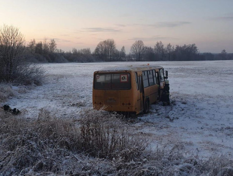 Автомобиль врезался в школьный автобус в Калужской области