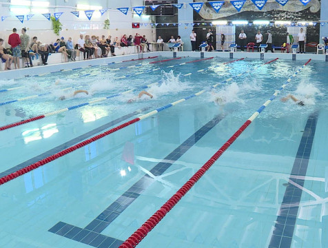 Две сотни пловцов участвуют в чемпионате и первенстве области