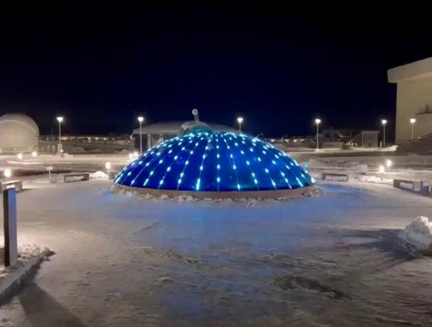 Зимний светодиодный фонтан заработал около Музея космонавтики в Калуге