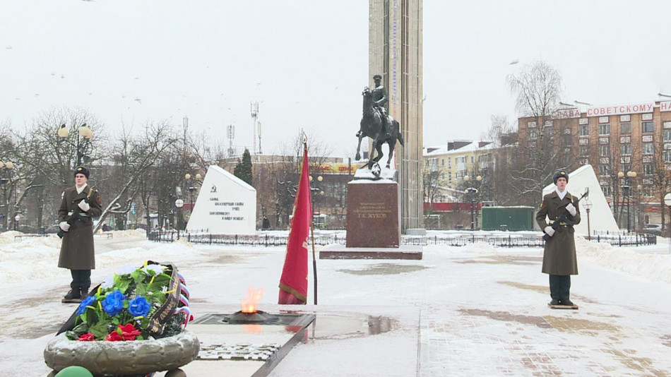 Площадь-победы-памятник-Жукову-1209.jpg