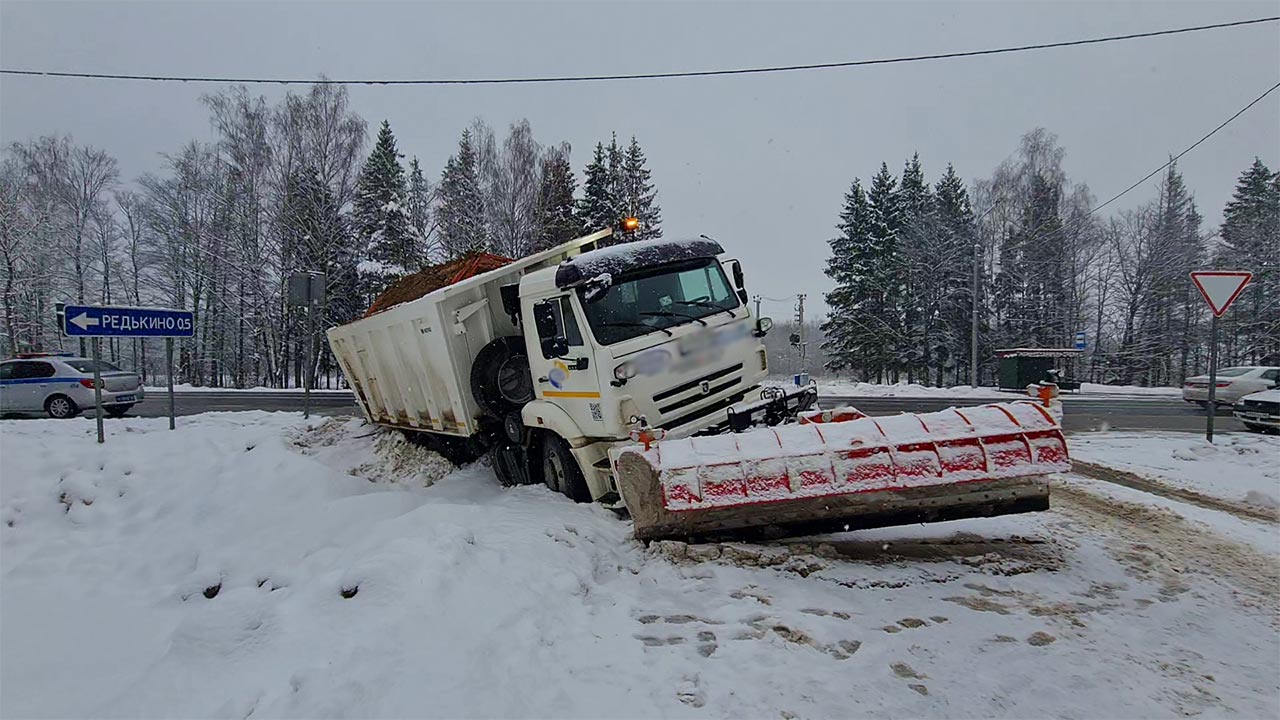 Снегоуборочная машина попала в ДТП в Боровском районе | 30.12.2022 |  Новости Калуги - БезФормата