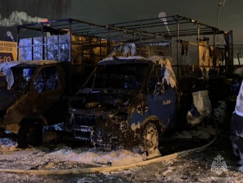 Две грузовые машины сгорели ночью в Калуге