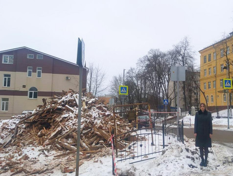 Заброшенный дом на улице Первомайской в Калуге снесли по требованию прокуратуры