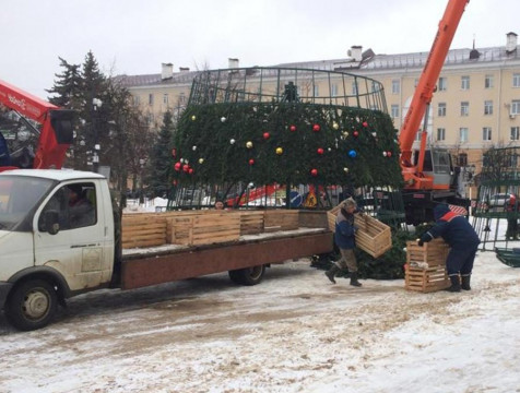Демонтаж новогодних уличных украшений начался в Калуге