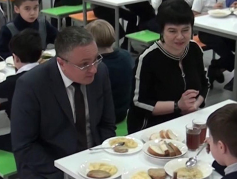 Дмитрий Денисов оценил еду в школьной столовой