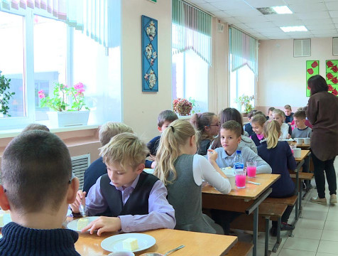 Денисов предложил создать систему обратной связи по поводу качества еды в школьных столовых