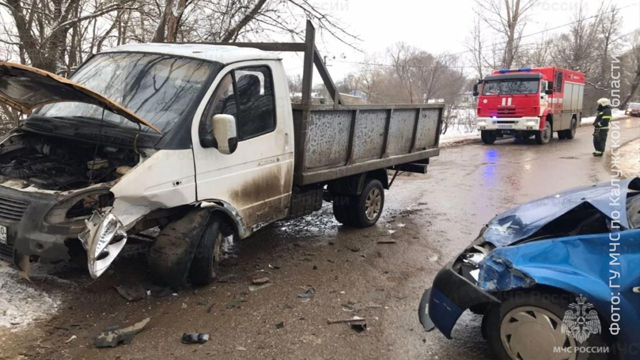 Два человека пострадали при столкновении 