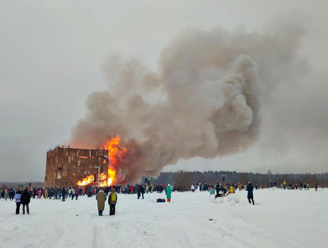 19-метровый куб сожгли в арт-парке 