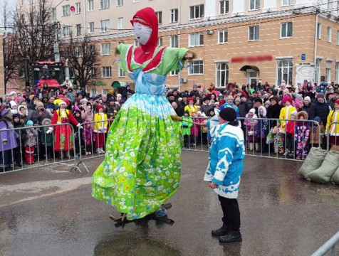 Чучело Масленицы сожгли на Театральной площади в Калуге