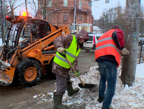 Более 100 рабочих убирают улицы Калуги от снега