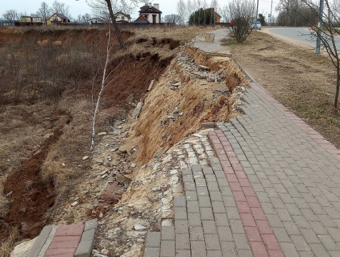 Тротуар обвалился на улице Комфортной в Калуге