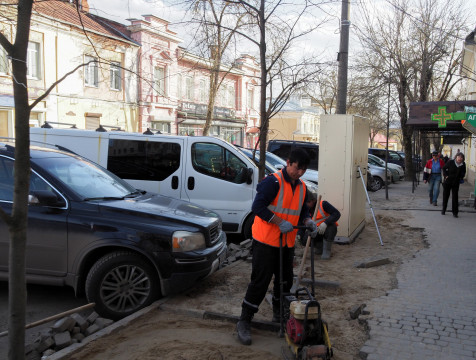 Тротуары на Театральной улице в Калуге восстановят в течение двух недель