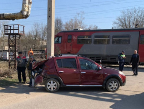 Поезд столкнулся с легковым автомобилем на железнодорожном переезде в Калуге