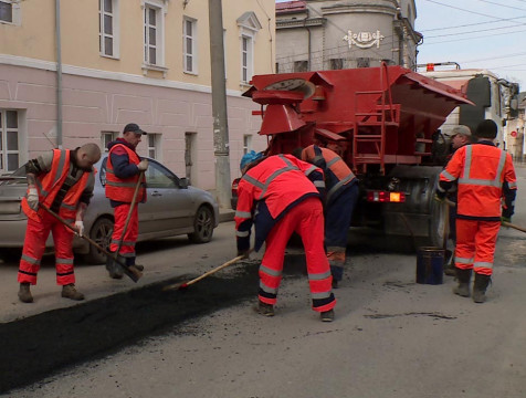 Ямочный ремонт горячим асфальтом со своего завода начался в Калуге